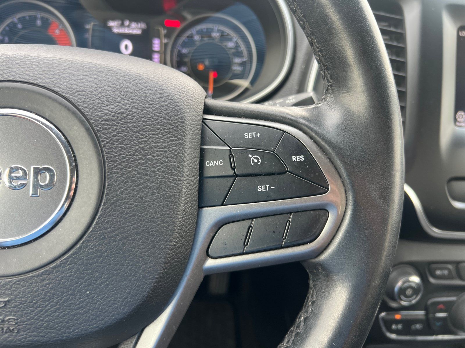 Used 2019 Jeep Cherokee Latitude Plus w/ Comfort/Convenience Group AWD/4WD image 26
