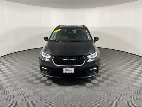 Used 2021 Chrysler Pacifica Touring-L image 2