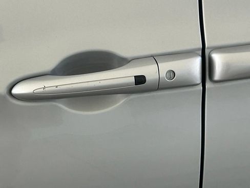 Used 2024 Chrysler Pacifica Touring-L FWD image 14