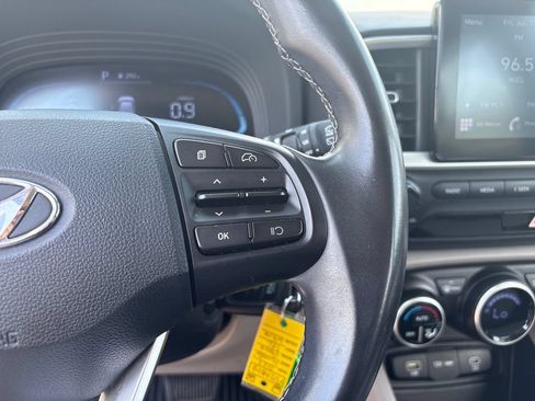 Used 2023 Hyundai Venue SEL FWD image 13