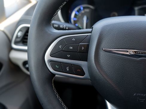 Used 2024 Chrysler Pacifica Select image 24