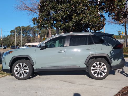 Used 2020 Toyota RAV4 XLE Premium image 7