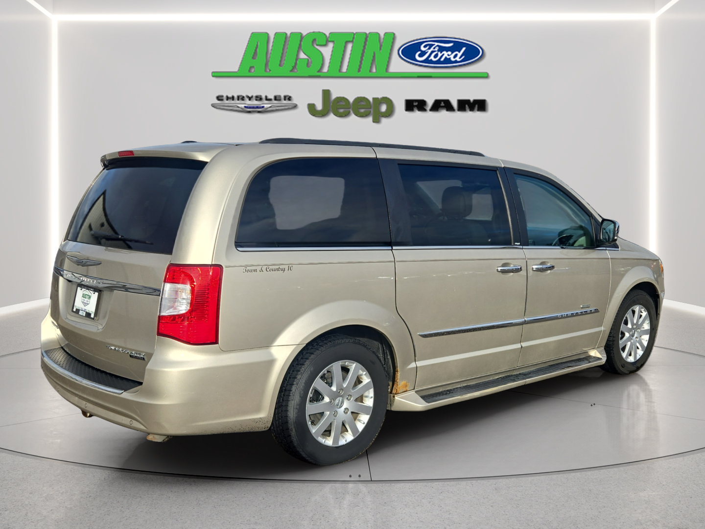 Used 2012 Chrysler Town & Country Touring-L w/ Entertainment Group #2 FWD image 5