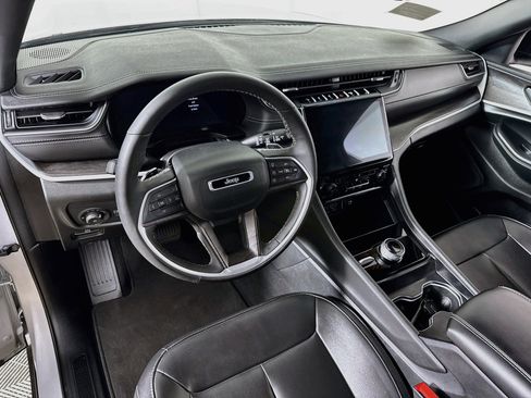 Used 2025 Jeep Grand Cherokee Limited AWD/4WD image 12