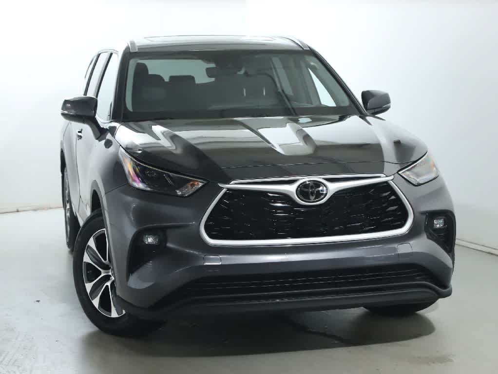 Used 2024 Toyota Highlander XLE AWD/4WD image 2
