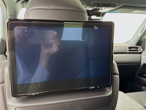 Used 2023 Lexus LX 600 4WD w/ Luxury Package image 27