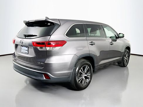 Used 2017 Toyota Highlander Plus AWD/4WD image 7