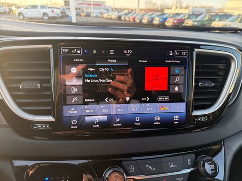 Used 2025 Chrysler Pacifica Select image 18