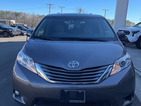 Used 2014 Toyota Sienna XLE image 1