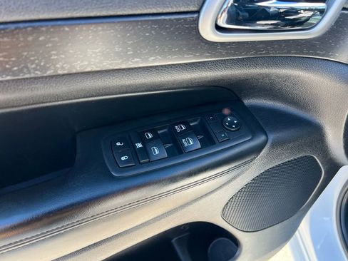 Used 2017 Jeep Grand Cherokee Altitude image 15