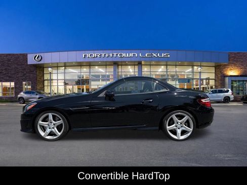 Used 2016 Mercedes-Benz SLK 300 image 2