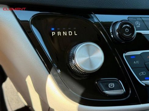 Used 2023 Chrysler Pacifica Touring-L FWD image 28