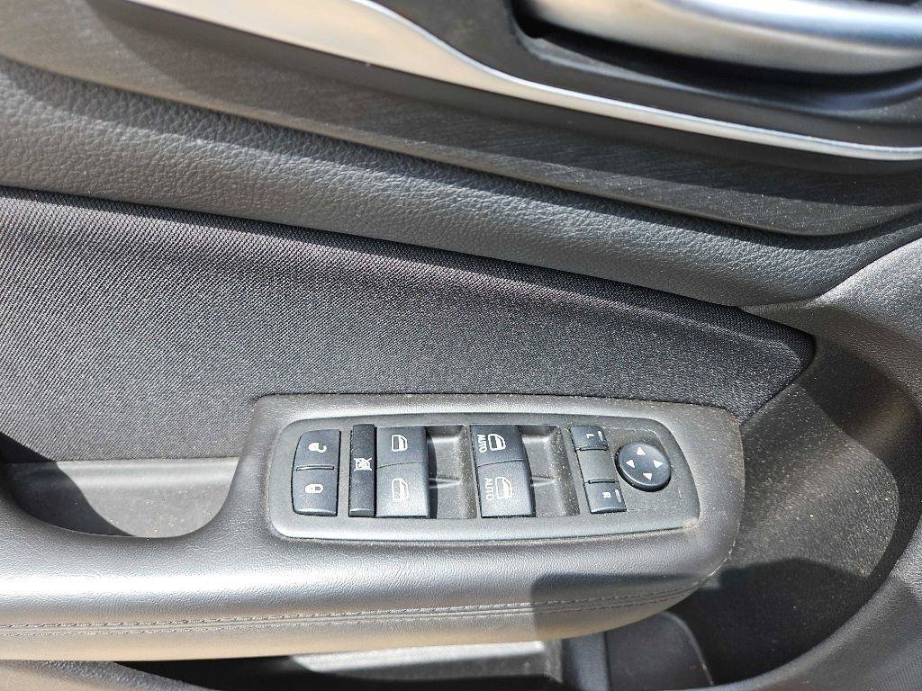 Used 2015 Chrysler 200 Limited w/ Convenience Group FWD image 10