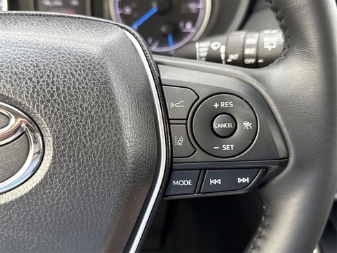 Used 2022 Toyota Venza LE image 21