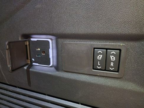 Certified 2025 GMC Yukon Denali Ultimate AWD/4WD image 17
