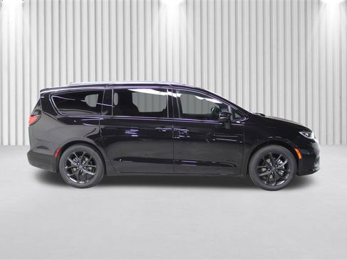 New 2026 Chrysler Pacifica Select w/ S Appearance Package image 2