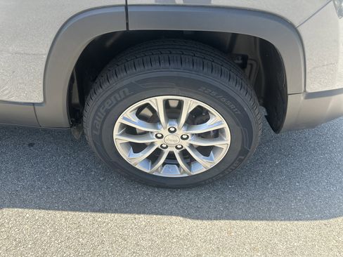 Used 2021 Jeep Cherokee Latitude Lux w/ Comfort/Convenience Group image 22