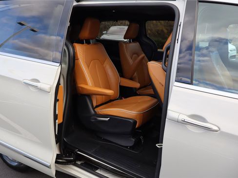 Used 2021 Chrysler Pacifica Pinnacle image 27