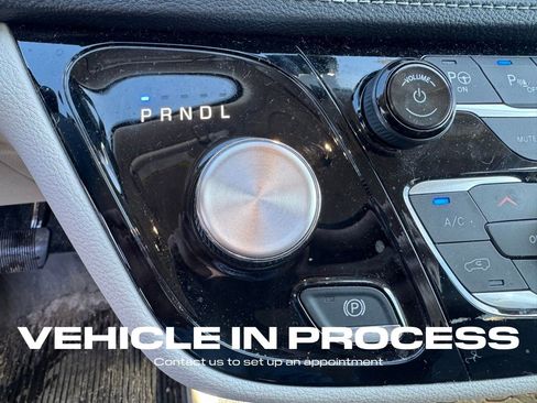 Used 2024 Chrysler Pacifica Touring-L image 21