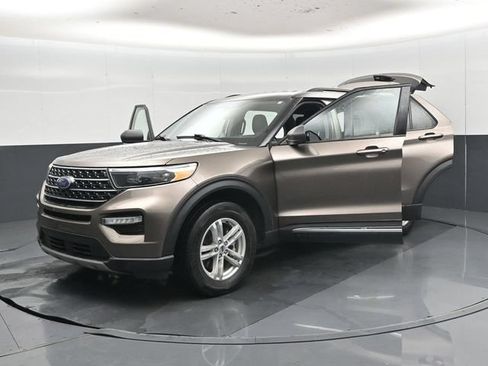 Used 2021 Ford Explorer XLT w/ Equipment Group 202A AWD/4WD image 56