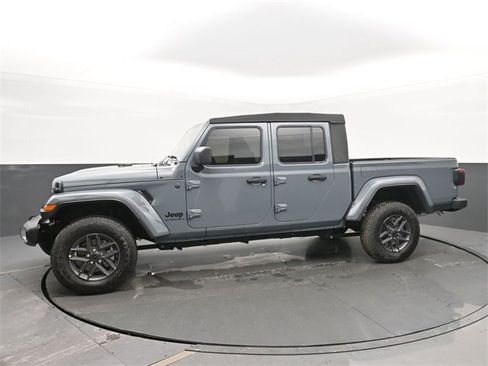 New 2025 Jeep Gladiator Sport image 2