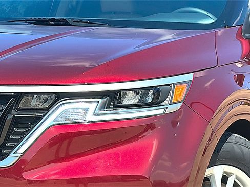 Used 2024 Kia Carnival LX image 4