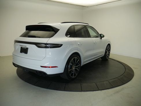 Certified 2023 Porsche Cayenne Turbo AWD/4WD image 7