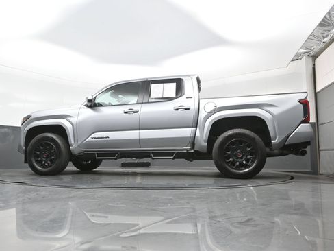 Used 2025 Toyota Tacoma SR5 AWD/4WD image 29
