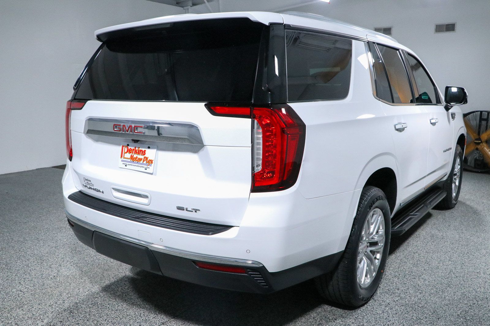 Used 2023 GMC Yukon SLT w/ SLT Premium Package AWD/4WD image 7