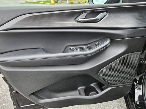 Used 2025 Jeep Grand Cherokee Altitude image 17