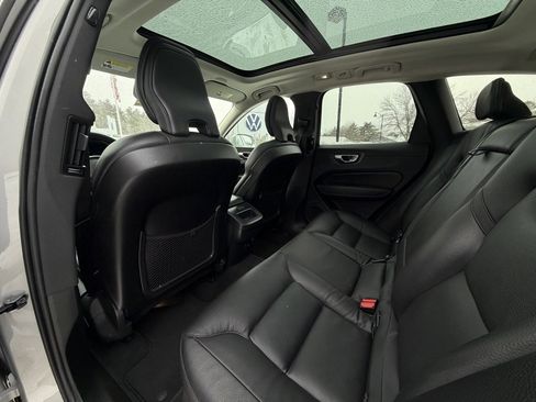 Used 2023 Volvo XC60 B5 Plus image 27