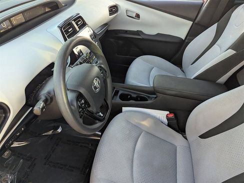 Used 2022 Toyota Prius LE image 19