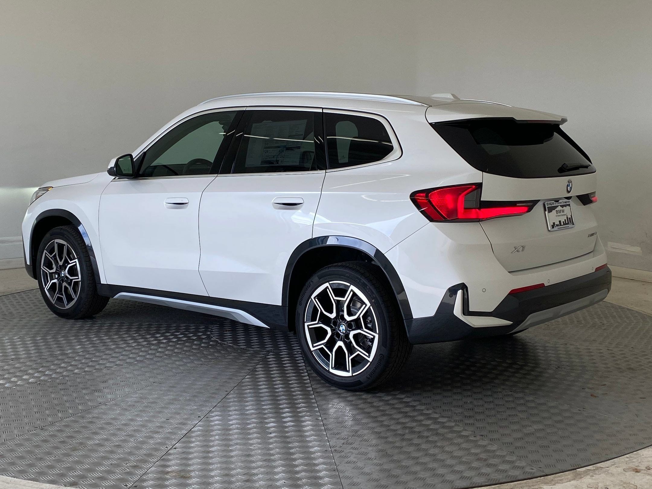 Used 2026 BMW X1 xDrive28i w/ Technology Package AWD/4WD image 3