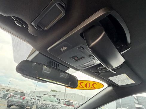 Used 2025 Toyota Camry SE FWD image 31