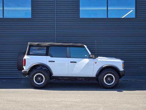 Used 2023 Ford Bronco Badlands w/ Sasquatch Package AWD/4WD image 8