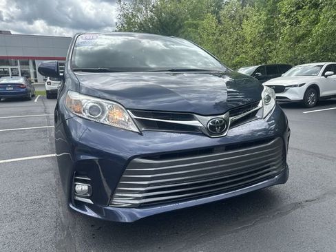 Used 2018 Toyota Sienna XLE w/ Carpet Mat Package FWD image 12
