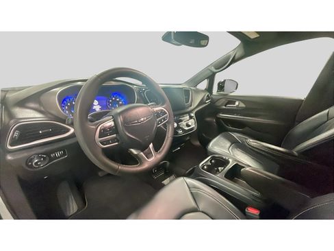 Used 2025 Chrysler Pacifica Select FWD image 12