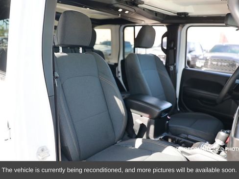 Used 2024 Jeep Wrangler Unlimited image 15