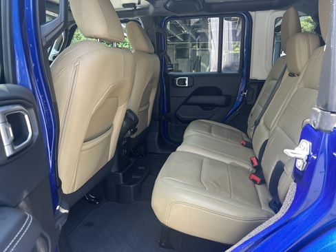 Used 2018 Jeep Wrangler Unlimited Sahara AWD/4WD image 15