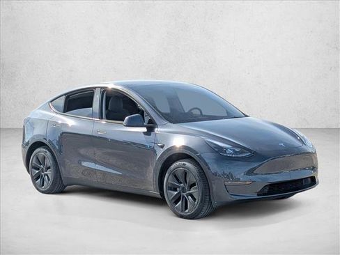 Used 2025 Tesla Model Y Long Range image 3