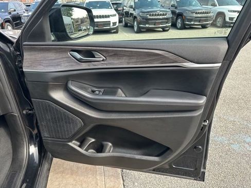 Certified 2024 Jeep Grand Cherokee L Limited w/ Luxury Tech Group II image 9