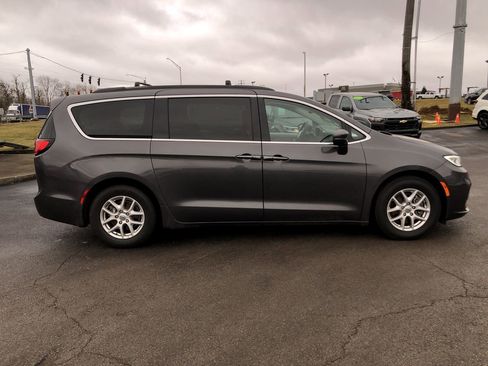 Used 2022 Chrysler Pacifica Touring-L image 6