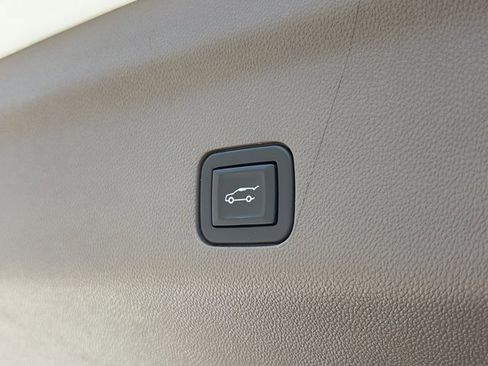 Used 2023 GMC Yukon XL Denali image 9