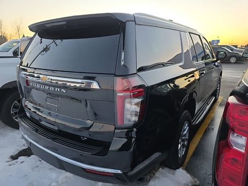 Used 2023 Chevrolet Suburban LT image 3