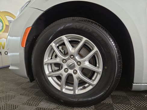 Certified 2024 Chrysler Pacifica Touring-L FWD image 33