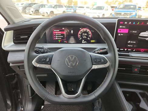 Certified 2025 Volkswagen Tiguan SE image 16