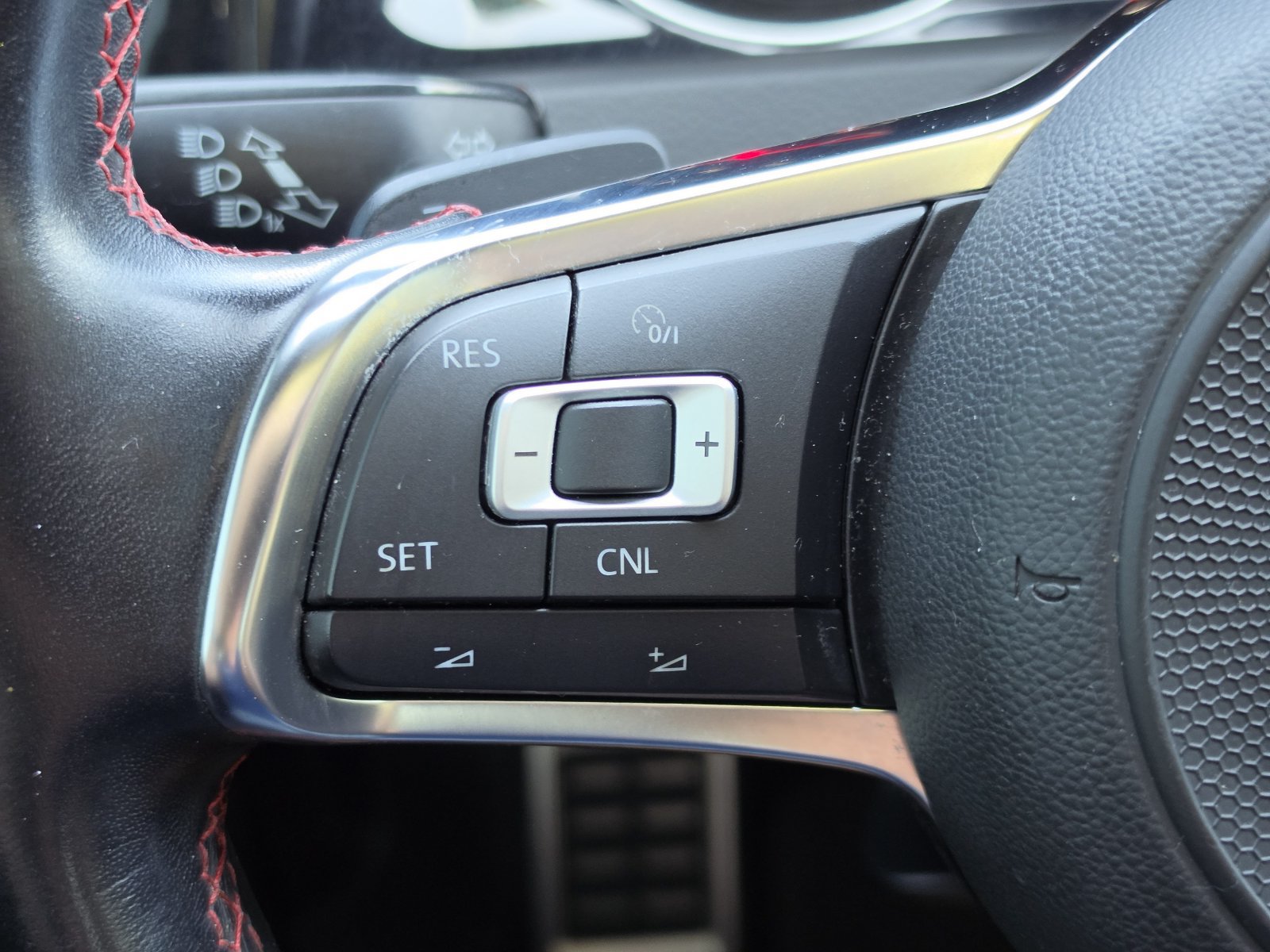 Used 2018 Volkswagen GTI SE FWD image 19