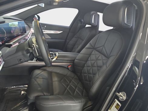 Used 2023 BMW 740i w/ Parking Assistance Package image 17