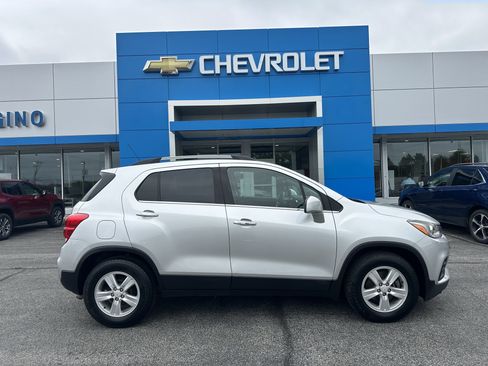 Used 2018 Chevrolet Trax LT w/ LT Convenience Package FWD image 1