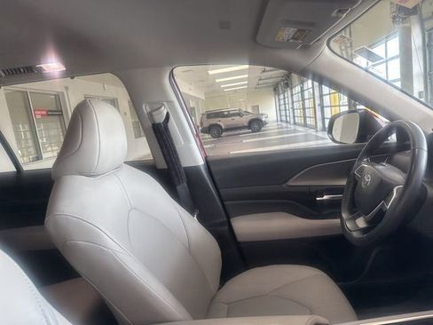 Used 2024 Toyota Grand Highlander XLE FWD image 12